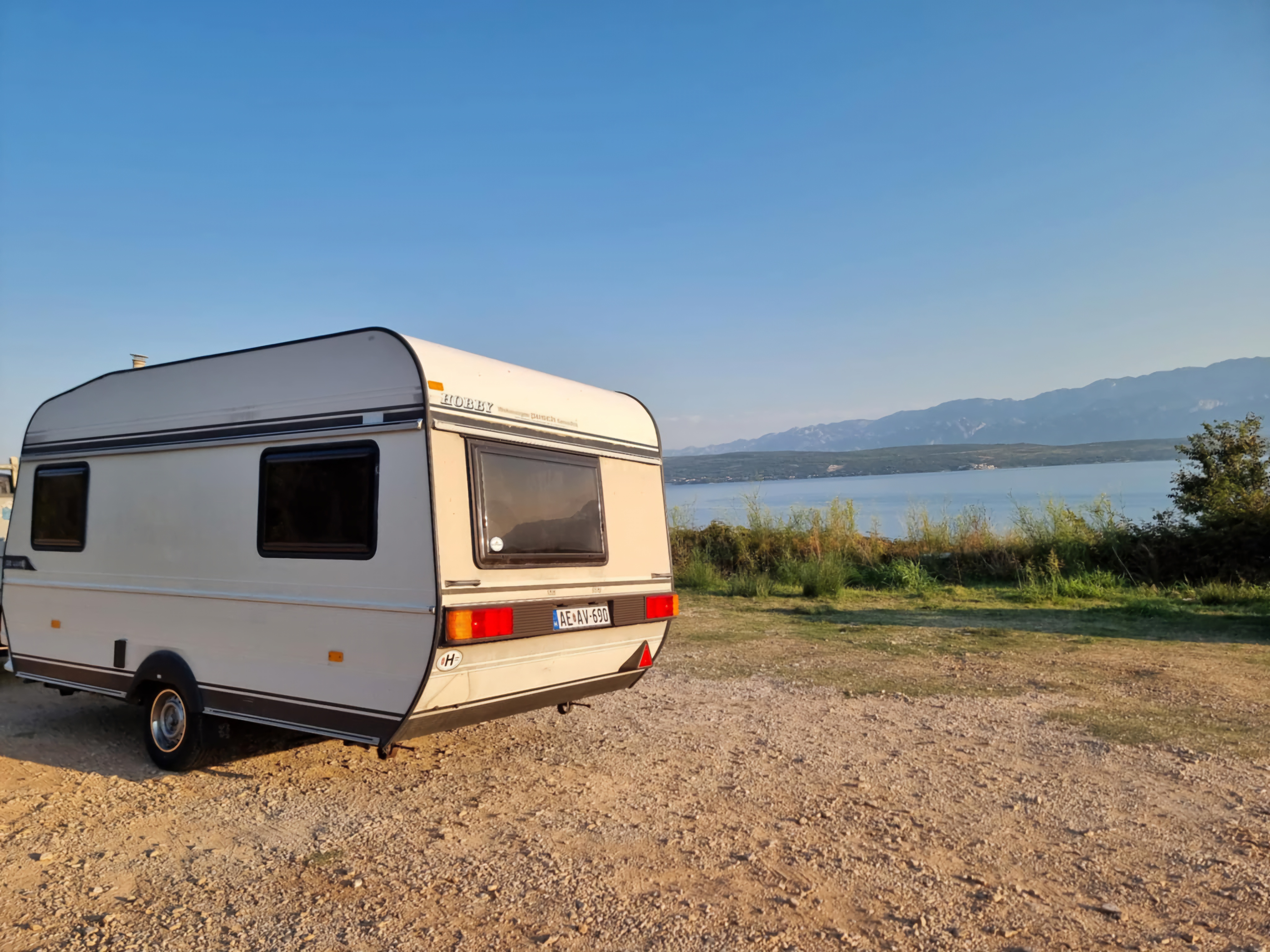 Kempingezés a tó partján