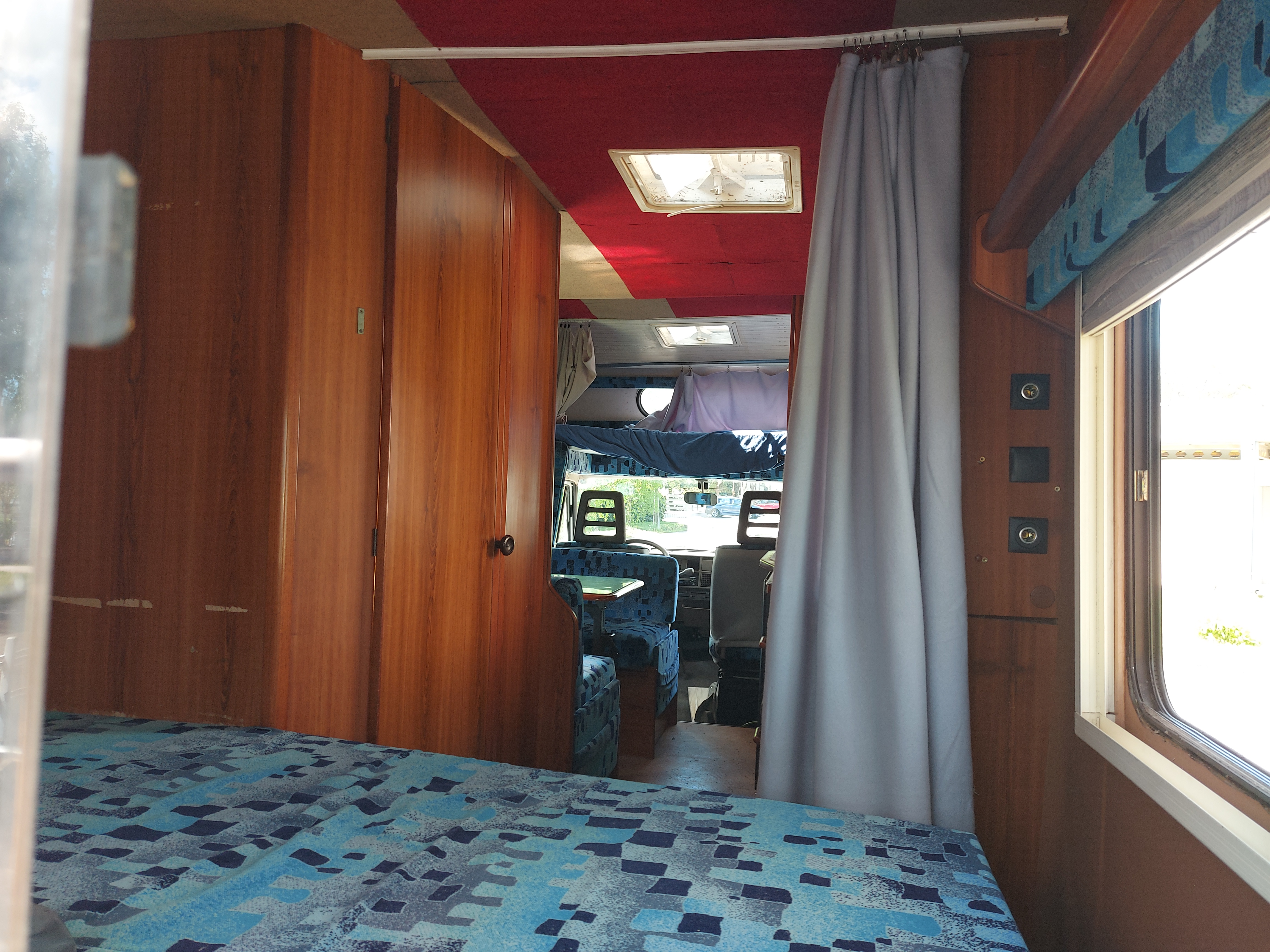 Lakóautó a naplementében